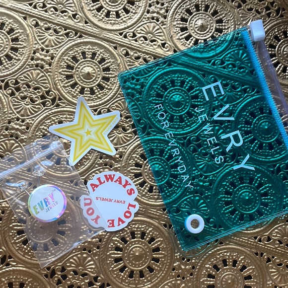 NWT silver lucky four leaf clover studs - Picture 3 of 5